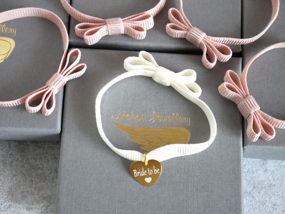 Zestaw bransoletek z kokardką na Wieczór Panieński z sercem 6+1 - Bride to be - Dowolny kolor bransoletek  - Zestaw bransoletek z kokardką na Wieczór Panieński z sercem 4+1 - Bride to be - Dowolny kolor bransoletek