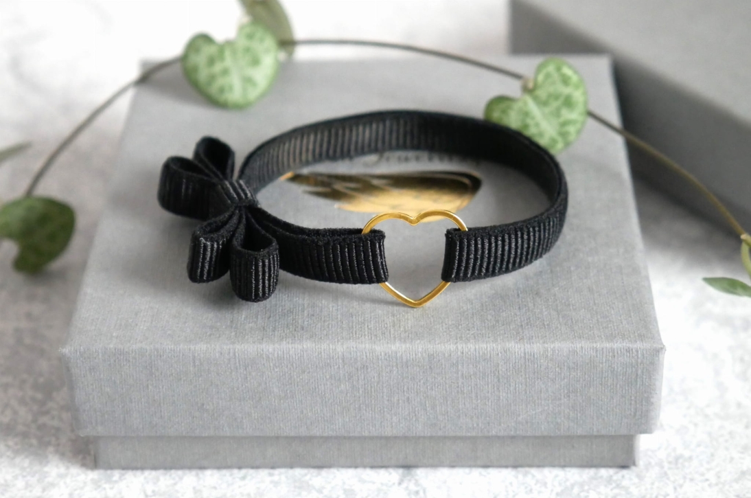 Czerwona bransoletka z sercem z kokardką - Pomysł na prezent - dowolny kolor - Bransoletka na elastycznej wstążce z kokardką - P1190501.JPG