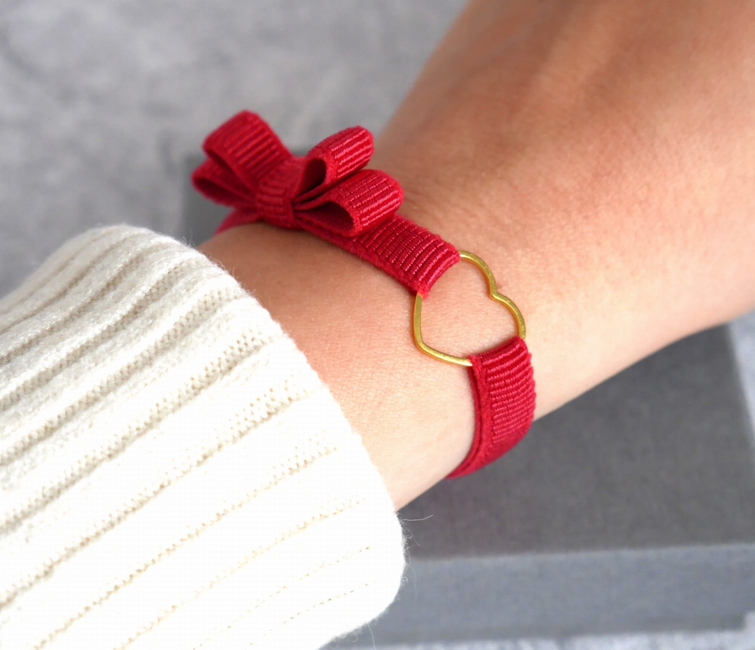 Czerwona bransoletka z sercem z kokardką - Pomysł na prezent - dowolny kolor - Bransoletka na elastycznej wstążce z kokardką - Czerwona bransoletka z sercem z kokardką - Pomysł na prezent - dowolny kolor - Bransoletka na elastycznej wstążce z kokardką