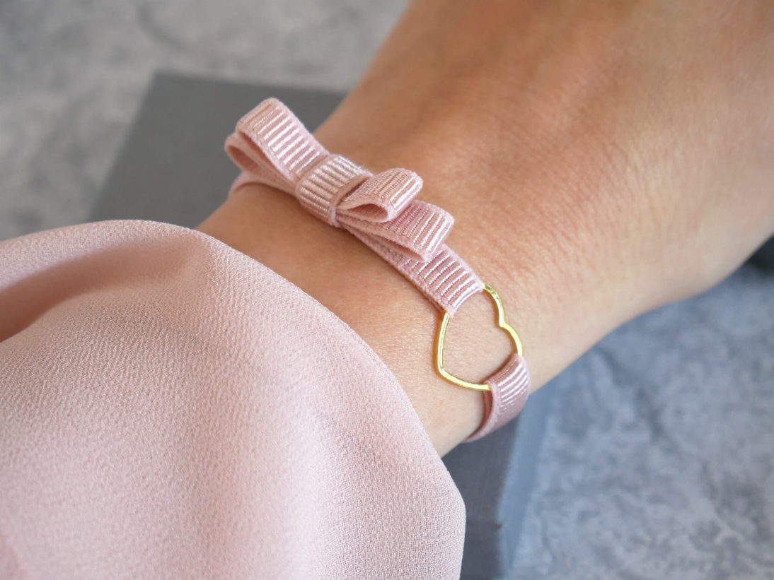 Różowa bransoletka z sercem z kokardką - Bransoletka na elastycznej wstążce z kokardką - Różowa bransoletka z sercem z kokardką