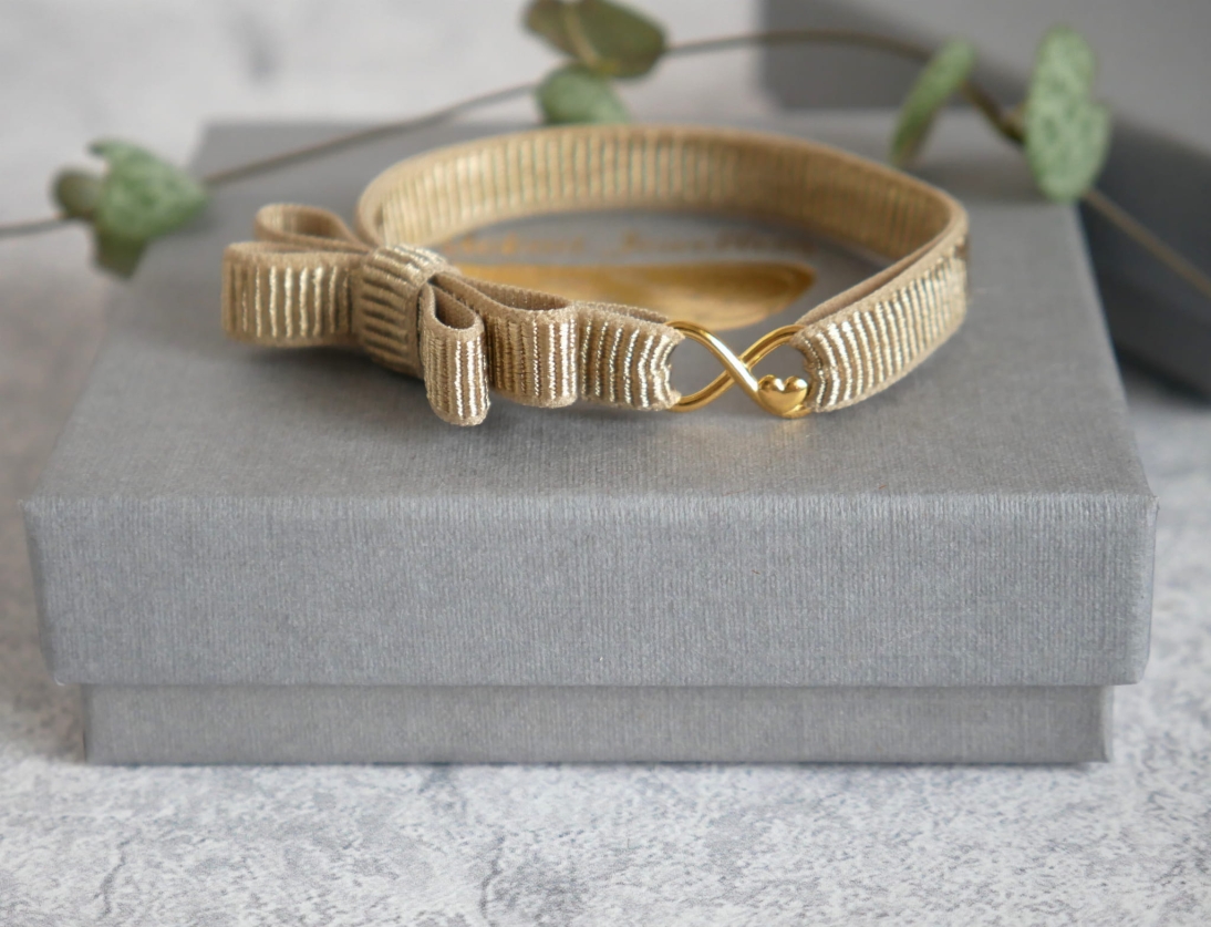 Beżowa bransoletka na wstążce z nieskończonością - Bransoletka z kokardką kolor Nude - Beżowa bransoletka na wstążce z nieskończonością - Bransoletka z kokardką kolor Nude