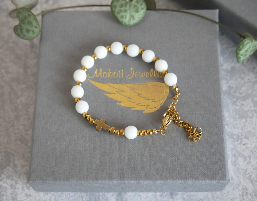 Pamiątka Pierwszej Komunii Świętej - Dziecięca bransoletka różaniec na ręke z kamieni Agat biały -  Bransoletka z krzyżem regulowana z zapięciem 