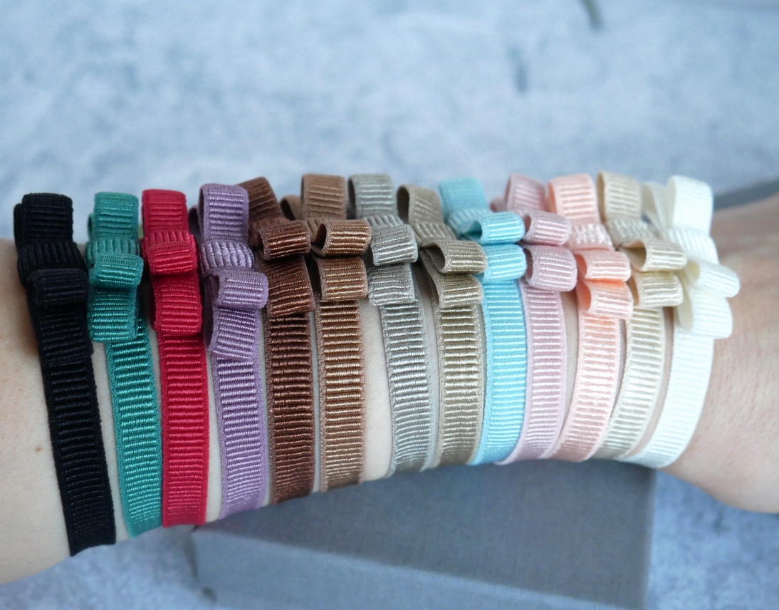  Czarna bransoletka z literami na elastycznej wstążce - dowolny kolor bransoletki - P1180117.JPG