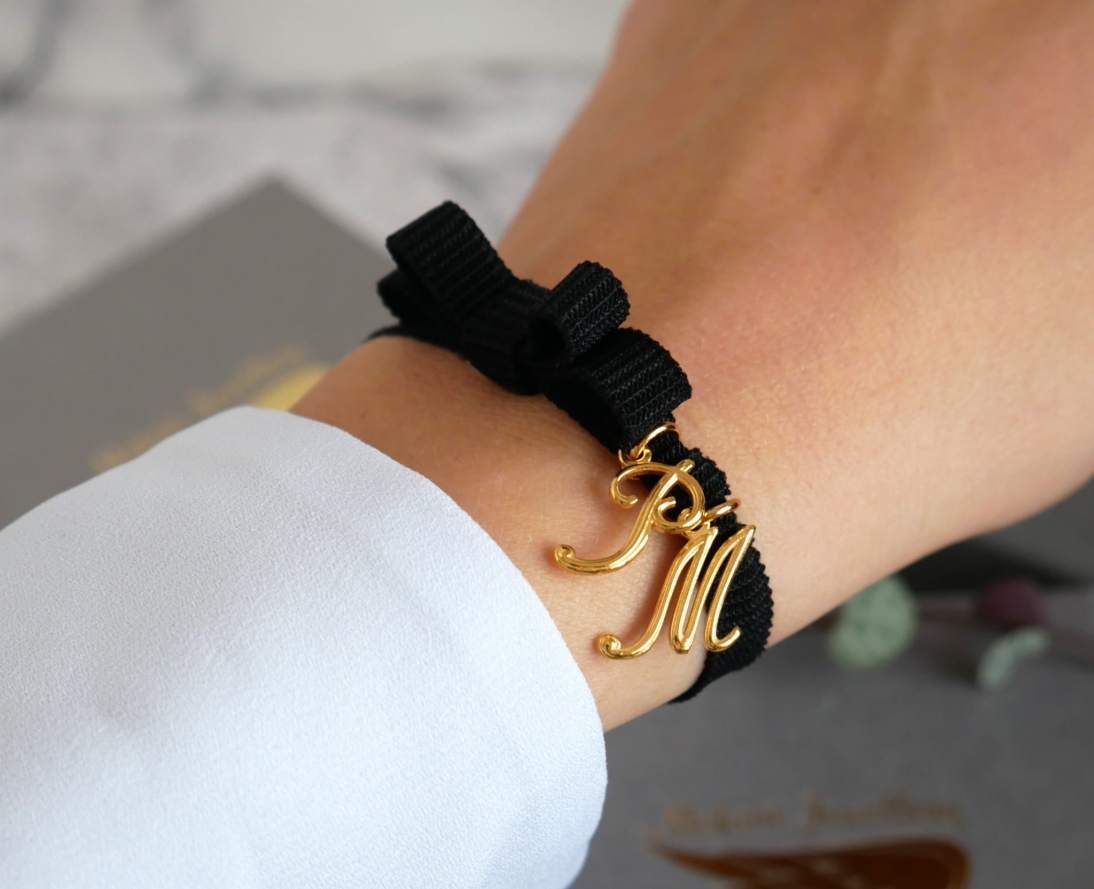  Czarna bransoletka z literami na elastycznej wstążce - dowolny kolor bransoletki - P1210232.JPG