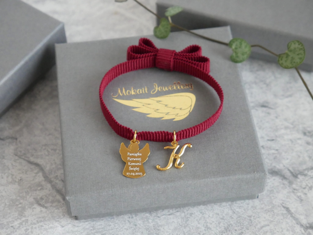 Pamiątka Pierwszej Komunii Świętej - Bransoletka na wstążce z literą na prezent komunijny - Bransoletka personalizowana kolor bordowy - wybierz dowolny kolor