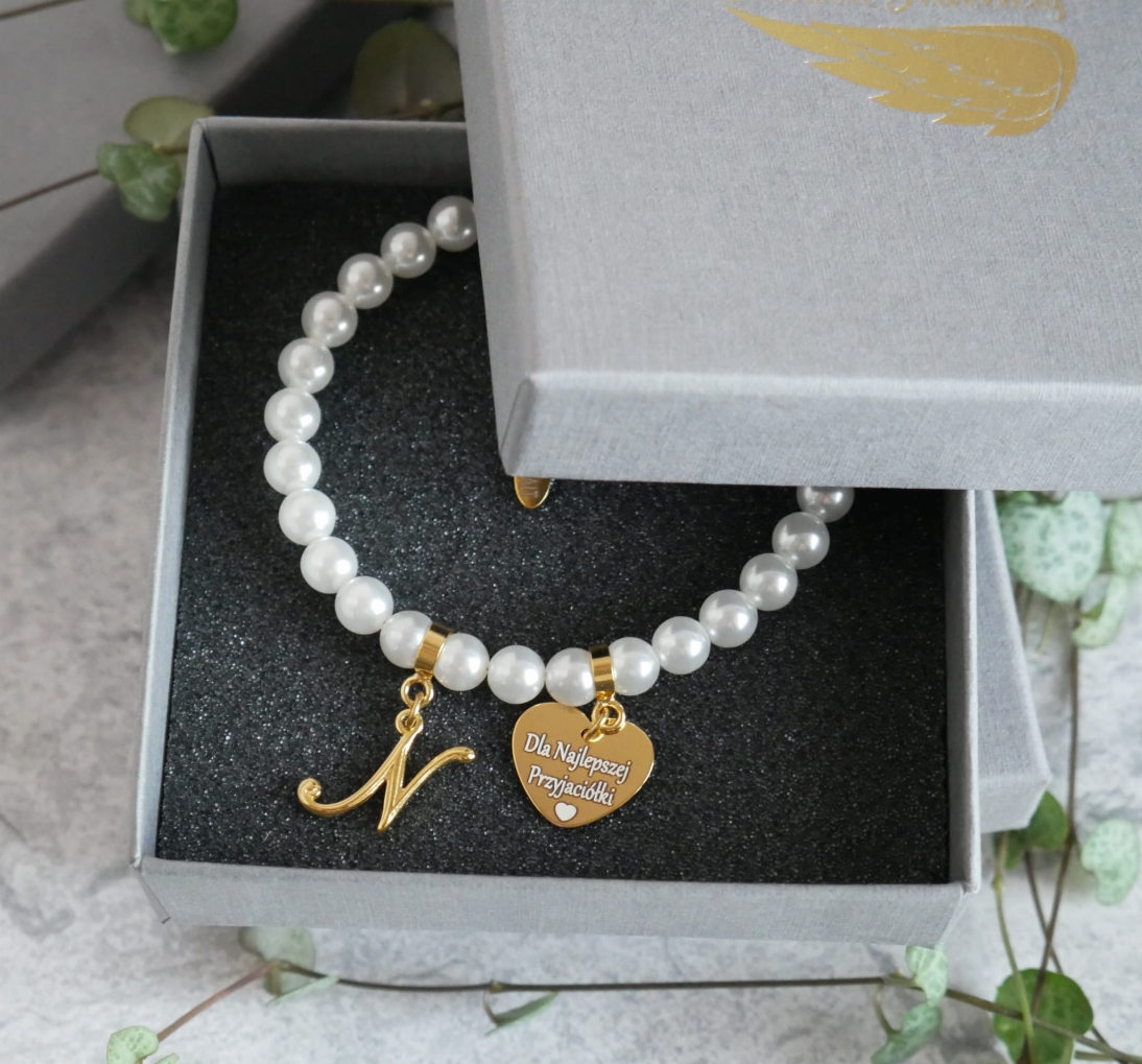 Prezent dla Przyjaciółki - bransoletka z grawerem i literką - Bransoletka z perełek