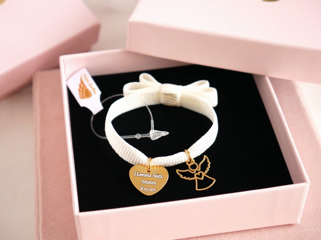 Pamiątka Pierwszej Komunii Świętej - Bransoletka na wstążce z Aniołkiem - Bransoletka personalizowana  - P1220392.JPG