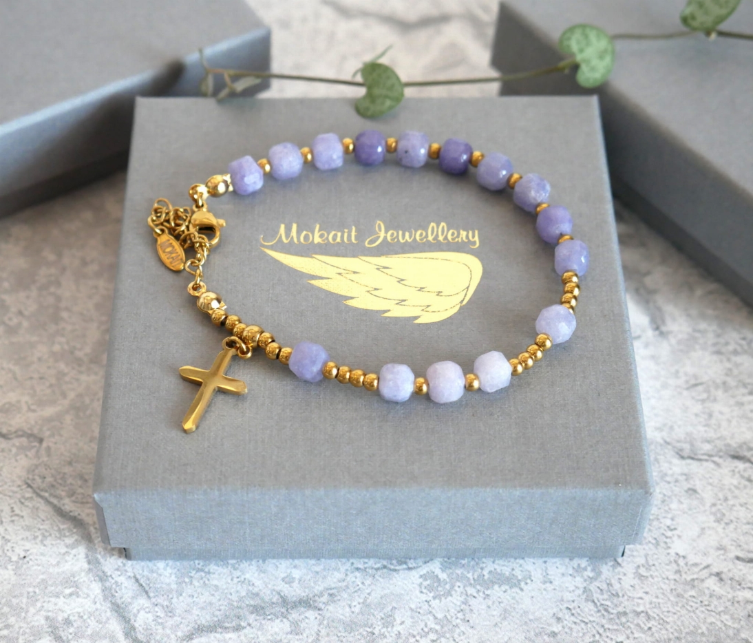 Bransoletka różaniec na ręke z kamieni Jadeit lawendowy -  Bransoletka z krzyżem regulowana z zapięciem