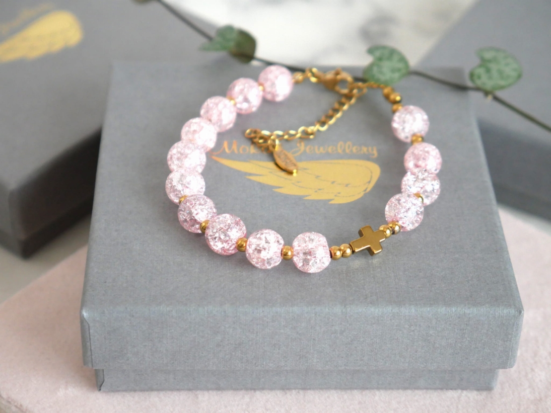 Bransoletka różaniec na ręke z kamieni Kryształ różowy z krzyżem -  Bransoletka z krzyżem regulowana z zapięciem  