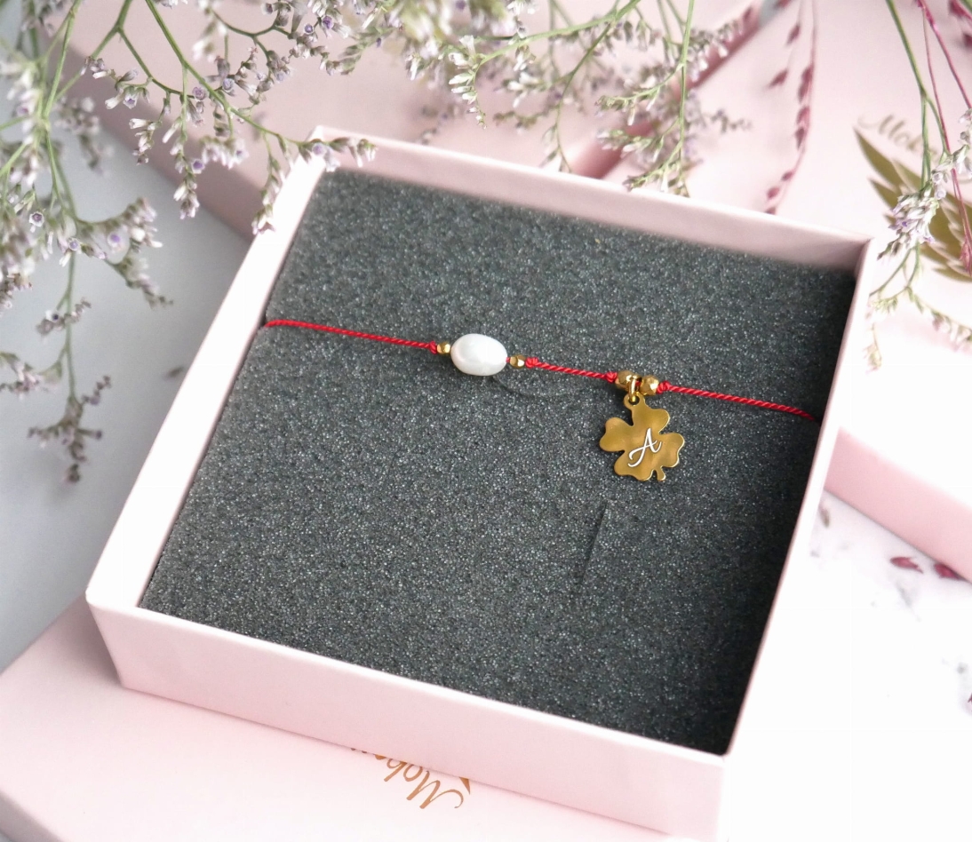 Czerwona bransoletka z perełką i z koniczynką z inicjałem - Pomysł na prezent - Czerwona bransoletka z perełką i z koniczynką z inicjałem - Pomysł na prezent