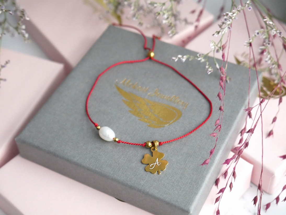 Czerwona bransoletka z perełką i z koniczynką z inicjałem - Pomysł na prezent - Czerwona bransoletka z perełką i z koniczynką z inicjałem - Pomysł na prezent