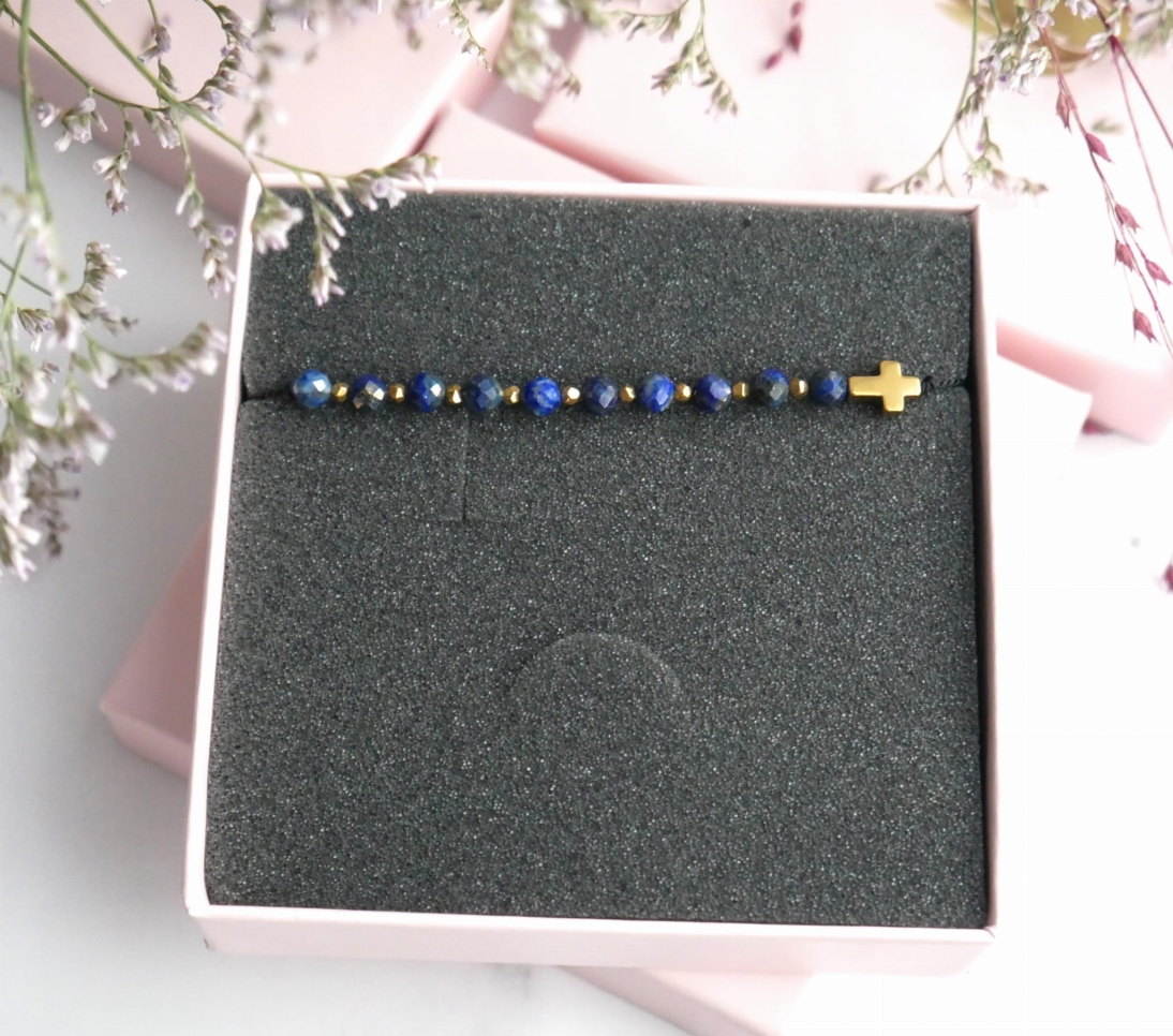 Bransoletka różaniec na ręke z kamieni Lapis Lazuli na czarnym szznureczku -  Bransoletka z krzyżem regulowana  - Bransoletka różaniec na ręke z kamieni Lapis Lazuli na czarnym szznureczku -  Bransoletka z krzyżem regulowana