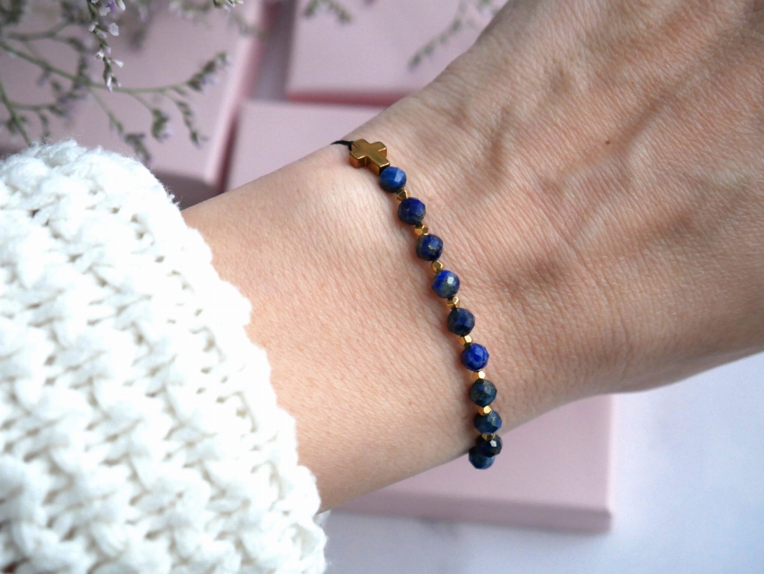 Bransoletka różaniec na ręke z kamieni Lapis Lazuli na czarnym szznureczku -  Bransoletka z krzyżem regulowana  - Bransoletka różaniec na ręke z kamieni Lapis Lazuli na czarnym szznureczku -  Bransoletka z krzyżem regulowana