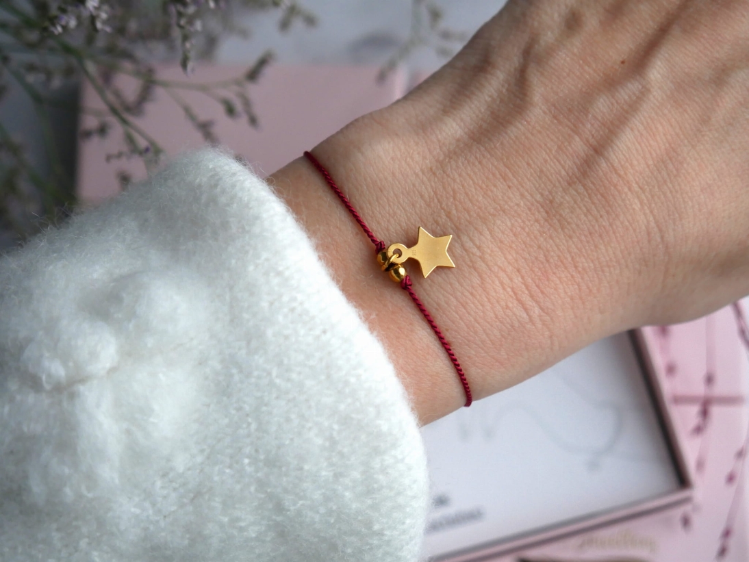 Bransoletka z gwiazdką na bordowym jedwabnym sznureczku  - Pomysł na Prezent - Bransoletka z gwiazdką na bordowym jedwabnym sznureczku  - Pomysł na Prezent