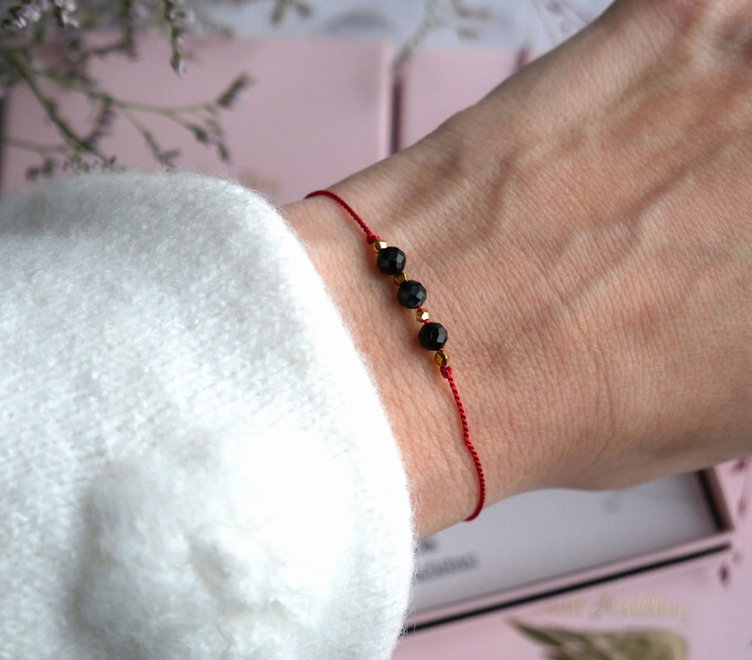 Ochronna bransoletka z Turmalinem na czerwonym jedwabnym sznureczku  - Ochronna bransoletka z Turmalinem i na czerwonym jedwabnym sznureczku