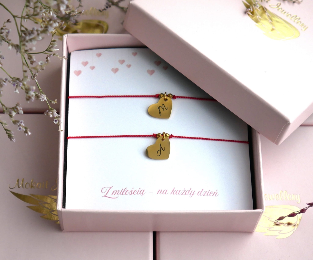 Zestaw dla przyjaciółek - bransoletki z inicjałami dla przyjaciółek na czerwonej jedwabnej nici  - Zestaw dla przyjaciółek - bransoletki z inicjałami dla przyjaciółek na czerwonej jedwabnej nici