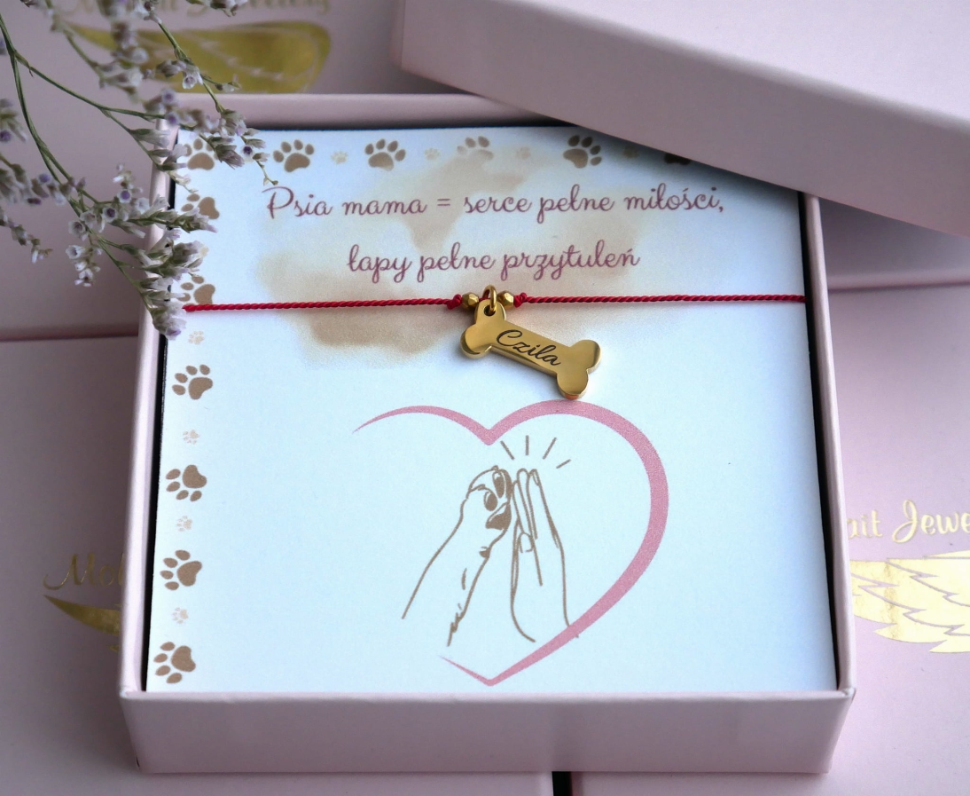 Bransoletka dla Psiej Mamy z kosteczką i imieniem pieska - Bransoletka z dedykowaną kartką - Bransoletka na czerwonym jedwabnym sznureczku - Bransoletka dla Psiej Mamy z kosteczką i imieniem pieska - Bransoletka z dedykowaną kartką