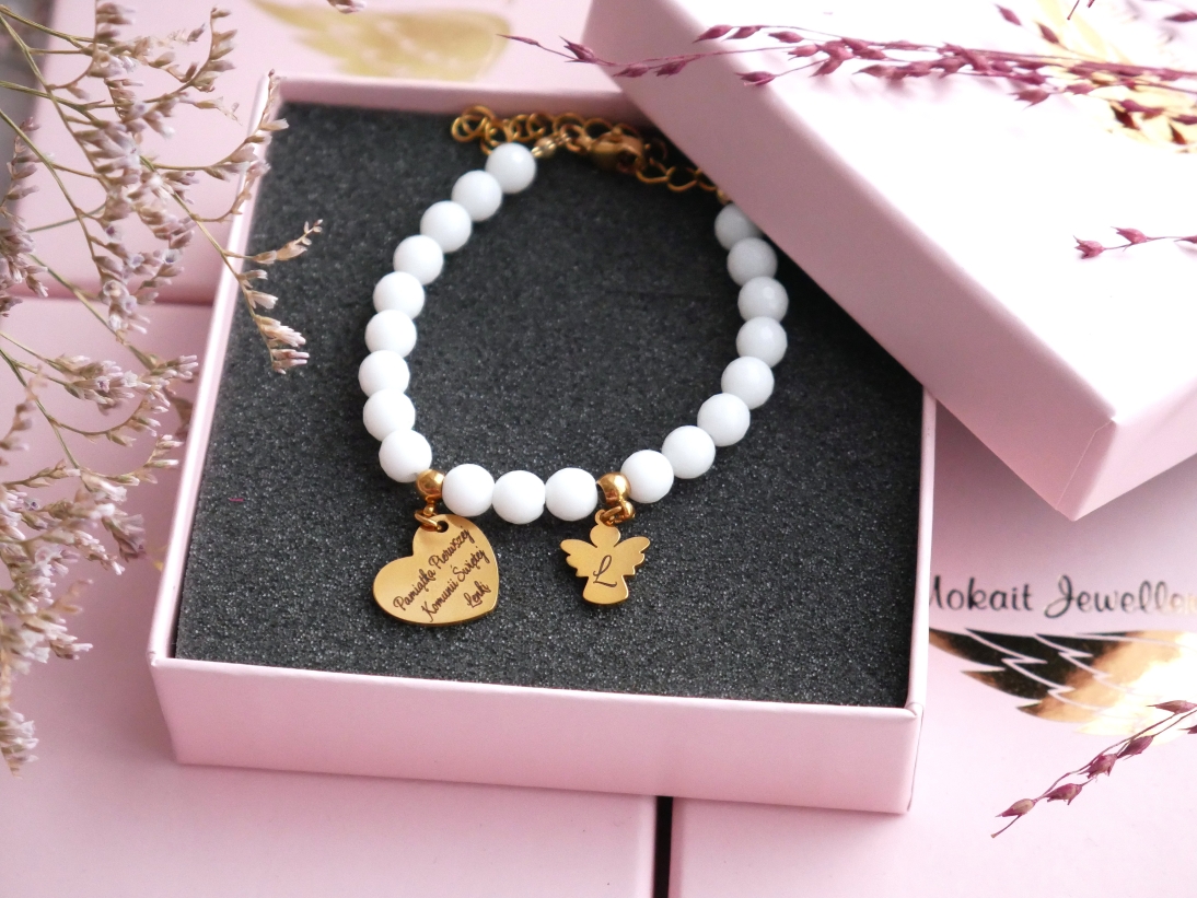 Pamiątka Pierwszej Komunii Świętej - Prezent na Komunię Świętą -  Biała bransoletka z Aniołkiem i sercem z grawerem dla dziewczynki - Bransoletka Agat biały - pomysł na prezent komunijny