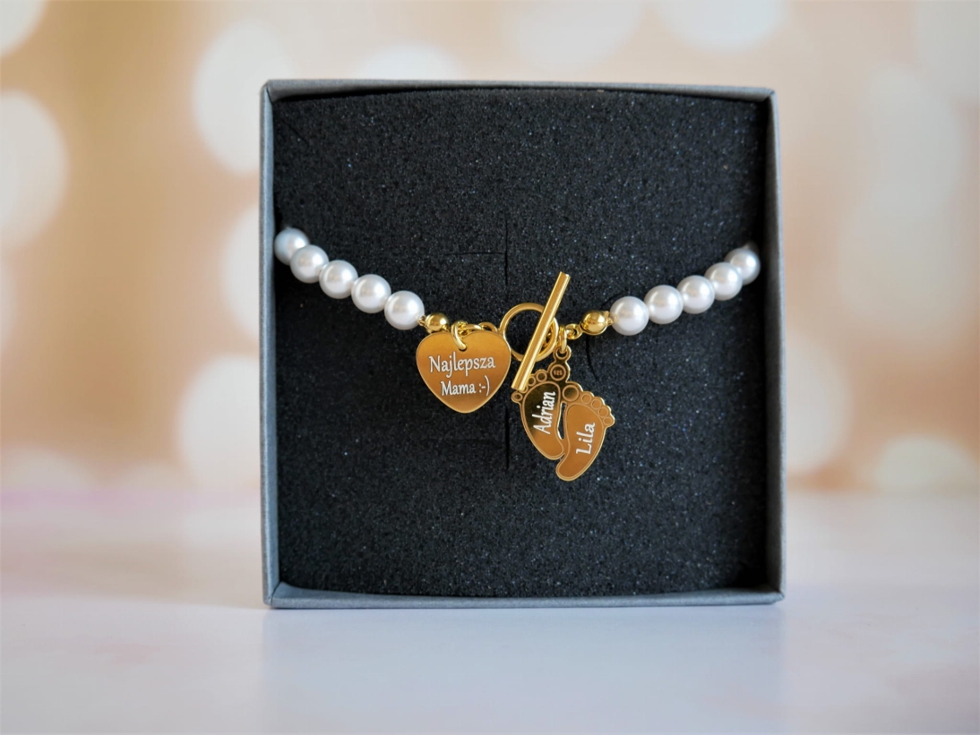 Bransoletka z pereł + dwie zawieszki z grawerem - Bransoletka personalizowana - Bransoletka perły + dwie zawieszki z grawerem