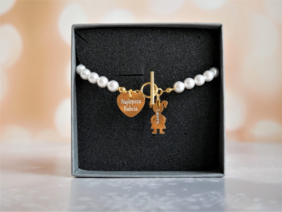 Bransoletka z pereł + dwie zawieszki z grawerem - Bransoletka personalizowana - Bransoletka perły + dwie zawieszki z grawerem
