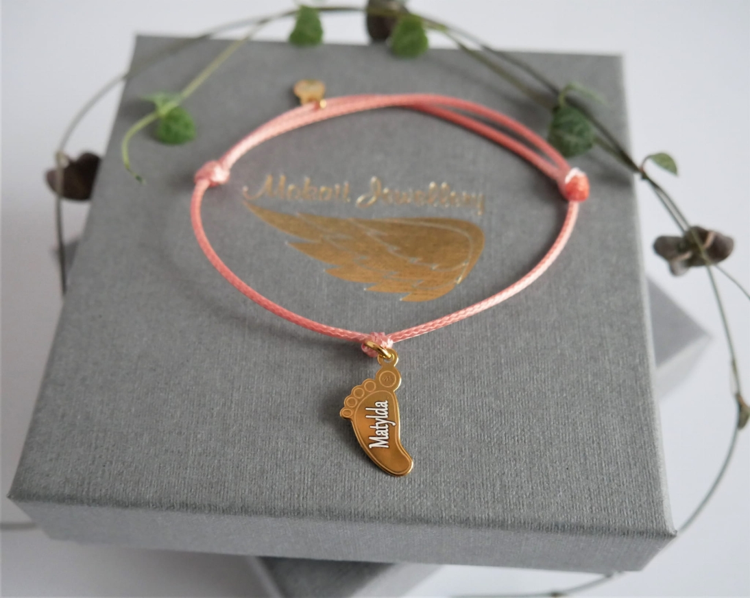 Bransoletka dla mamy ze stópką dziecka z imieniem na sznureczku 