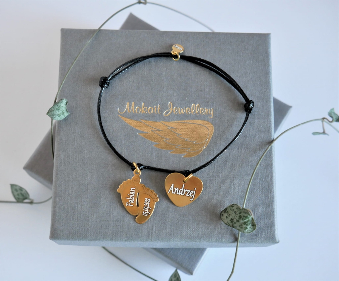 Bransoletka na czarnym sznureczku dla mamy serce i stópki dziecka z dowolnymi imionami - Bransoletka na czarnym sznureczku dla mamy serce i stópki dziecka z dowolnymi imionami