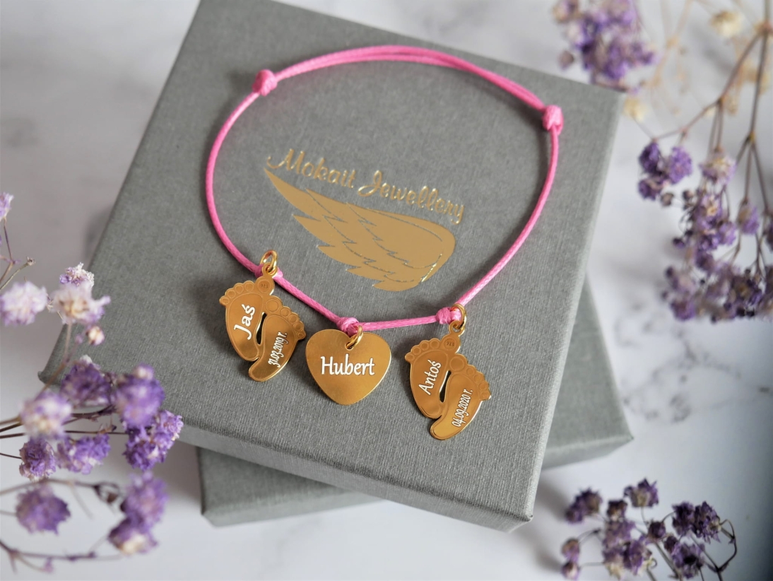 bransoletka na różowym sznureczku serce i podwójne stópki dziecka z dowlnymi imionami  i datami dla mamy - Bransoletka z trzema zawieszkami dowolnymi wlasny grawer srebro, srebro złocone stópki dziecka, serce, koniczyna