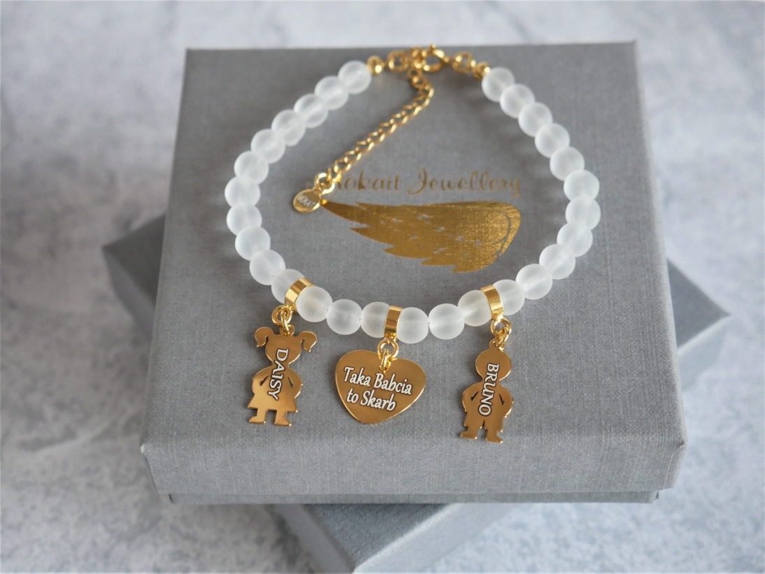 Bransoletka  dla babci z dwoma wnukami Serce Taka Babcia to Skarb alabaster matowy z dowolnymi imionami
