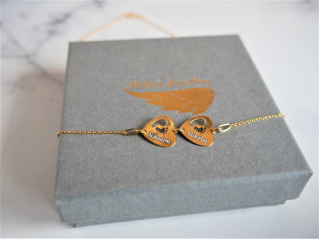 Bransoletka na łańcuszku z dwiema stópkami dziecięcymi w sercu z dowolnymi imionami - bransoletka dla mamy z dziecmi serce ze stópkami
Naszyjnik dla mam z dziećmi serce ze stópkami