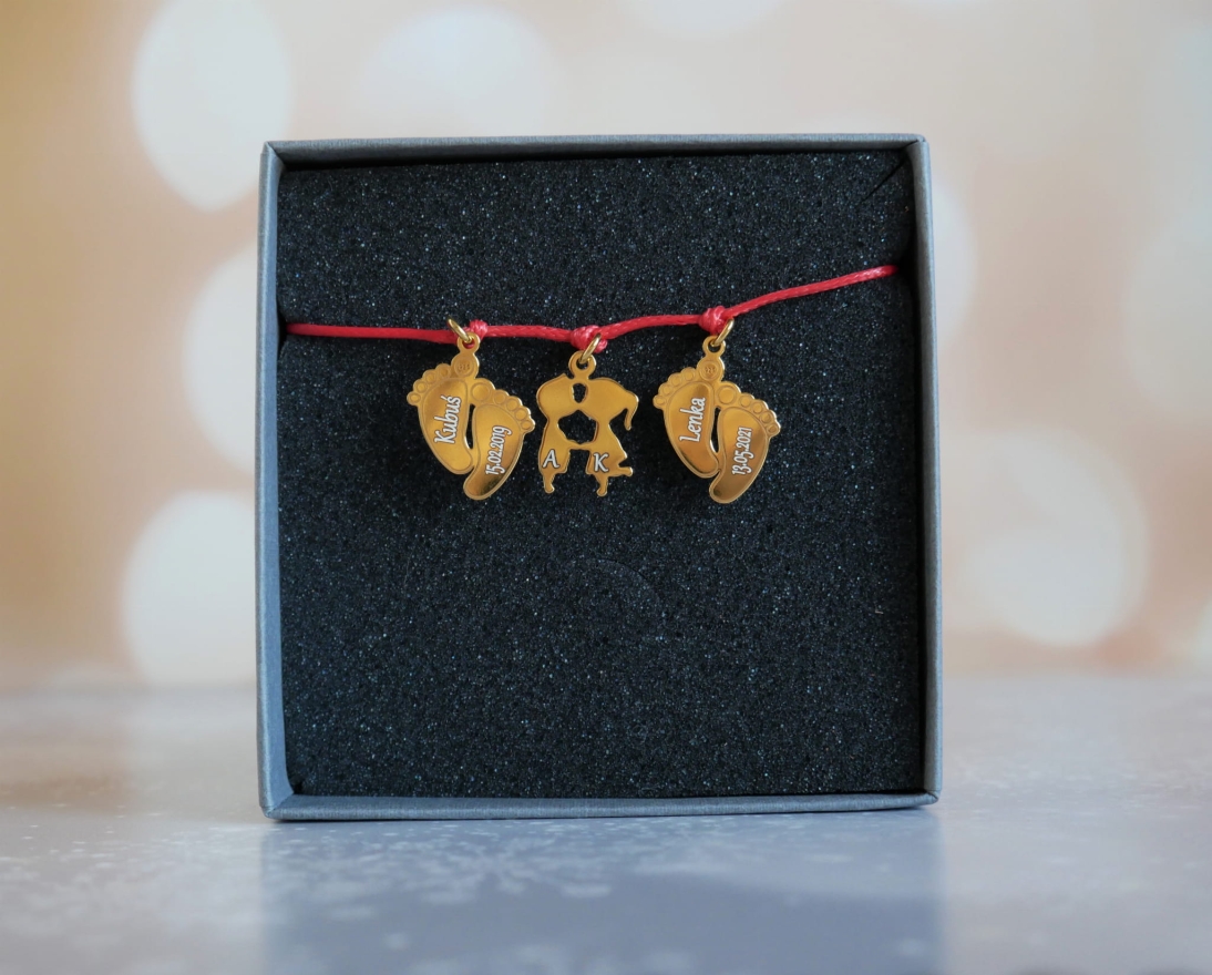 Bransoletka na czerwonym sznureczku całująca się para i podwójne stópki dziecka z dowolnymi imionami  i datami dla mamy - Bransoletka na czerwonym sznureczku całująca się para i podwójne stópki dziecka z dowolnymi imionami i datami dla mamy