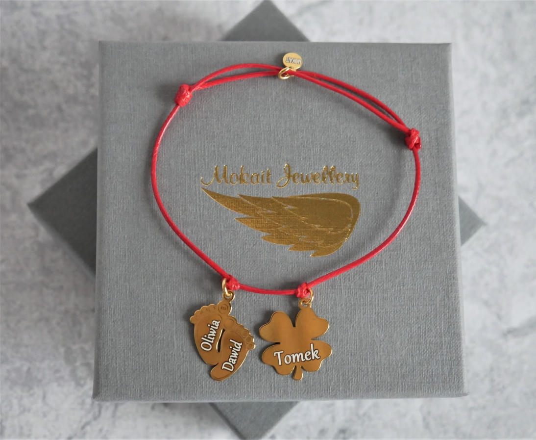 Bransoletka na czerwonym sznureczku ze stópkami dziecka i koniczynką szczęścia - Biżuteria personalizowana - Bransoletka na czerwonym sznureczku ze stópkami dziecka i koniczynką szczęścia - Biżuteria personalizowana