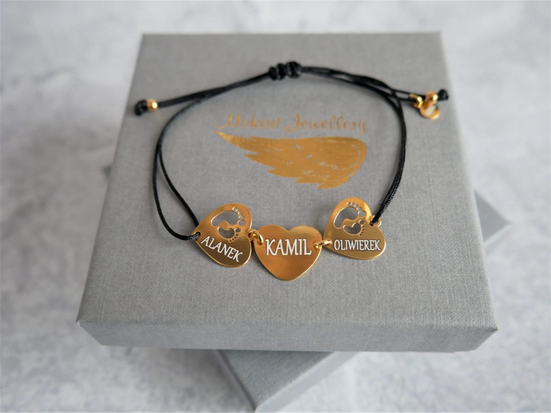  Bransoletka przylegająca dla Mamy - Stópki w sercu i serce z dowolnymi imionami dzieci  - Pomysł na prezent - Bransoletka personalizowana dla Mamy - Stópki w sercu i serce z dowolnymi imionami dzieci - Prezent dla przyszłej mamy
