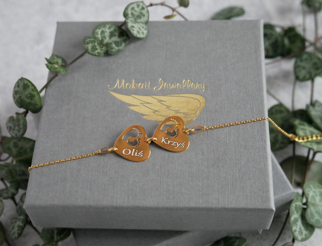 Bransoletka na łańcuszku z dwiema stópkami dziecięcymi w sercu z dowolnymi imionami - bransoletka na łańcuszku z dwiema stópkami dziecięcymi w sercu z dowolnymi imionami