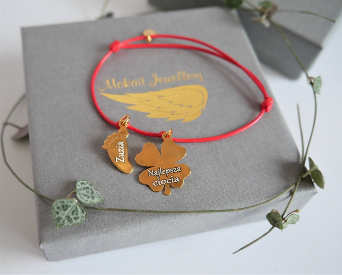 Bransoletka na czerwonym sznureczku dla cioci z koniczynką Najlepsza ciocia i stópką z dowolnym imieniem  - Biżuteria personalizowana - Bransoletka na czerwonym sznureczku dla cioci z koniczynką Najlepsza ciocia i stópką z dowolnym imieniem - Biżuteria personalizowana