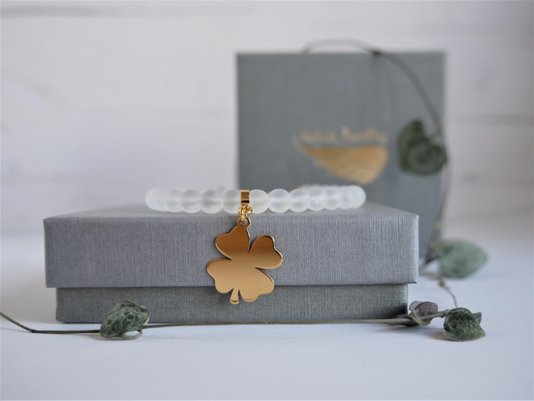 Bransoletka prezent dla Świadkowej z koniczynką z dowolnym grawerem - Biżuteria personalizowana - Bransoletka regulowana alabaster matowy z koniczyną