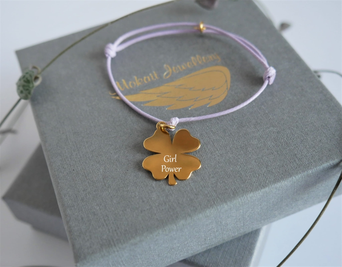 Bransoletka na lawendowym sznureczku z koniczynką - Girl Power - Biżuteria personalizowana - Bransoletka na lawendowym sznureczku z koniczynką - Girl Power - Biżuteria personalizowana