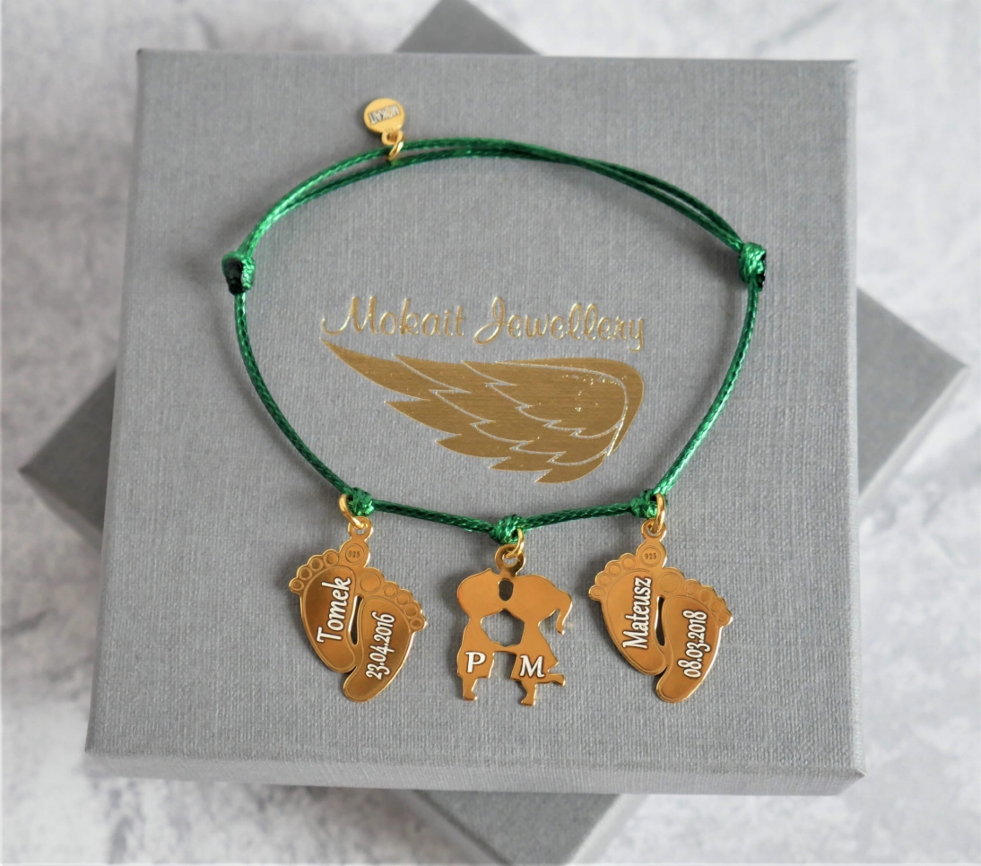  Bransoletka na zielonym sznureczku całująca się para i podwójne stópki dziecka z dowolnymi imionami i datami - Bransoletka personalizowana - Bransoletka na zielonym sznureczku całująca się para i podwójne stópki dziecka z dowolnymi imionami i datami - Bransoletka personalizowana