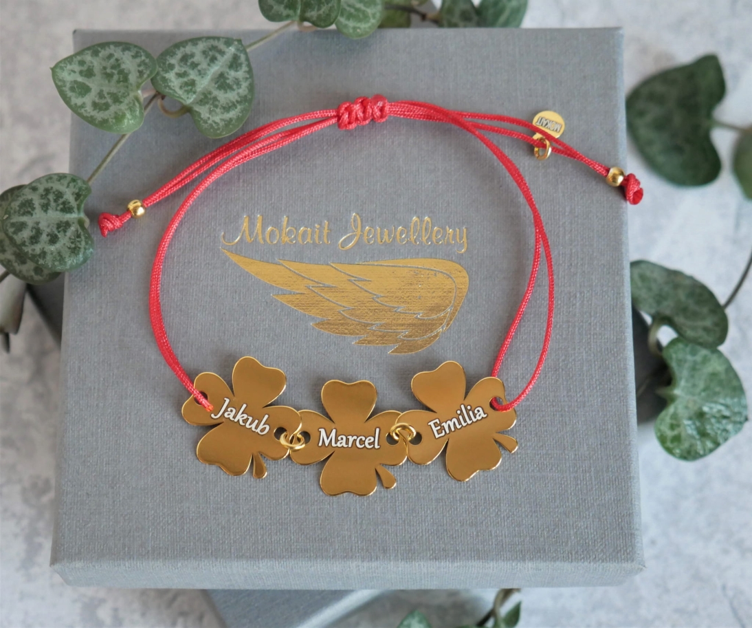  Bransoletka na czerwonym sznurku przylegająca z koniczynkami z dowolnymi imionami - Bransoletka personalizowana  - Bransoletka na czerwonym sznurku przylegająca dla Mamy z koniczynkami z dowolnymi imionami dzieci - Bransoletka personalizowana