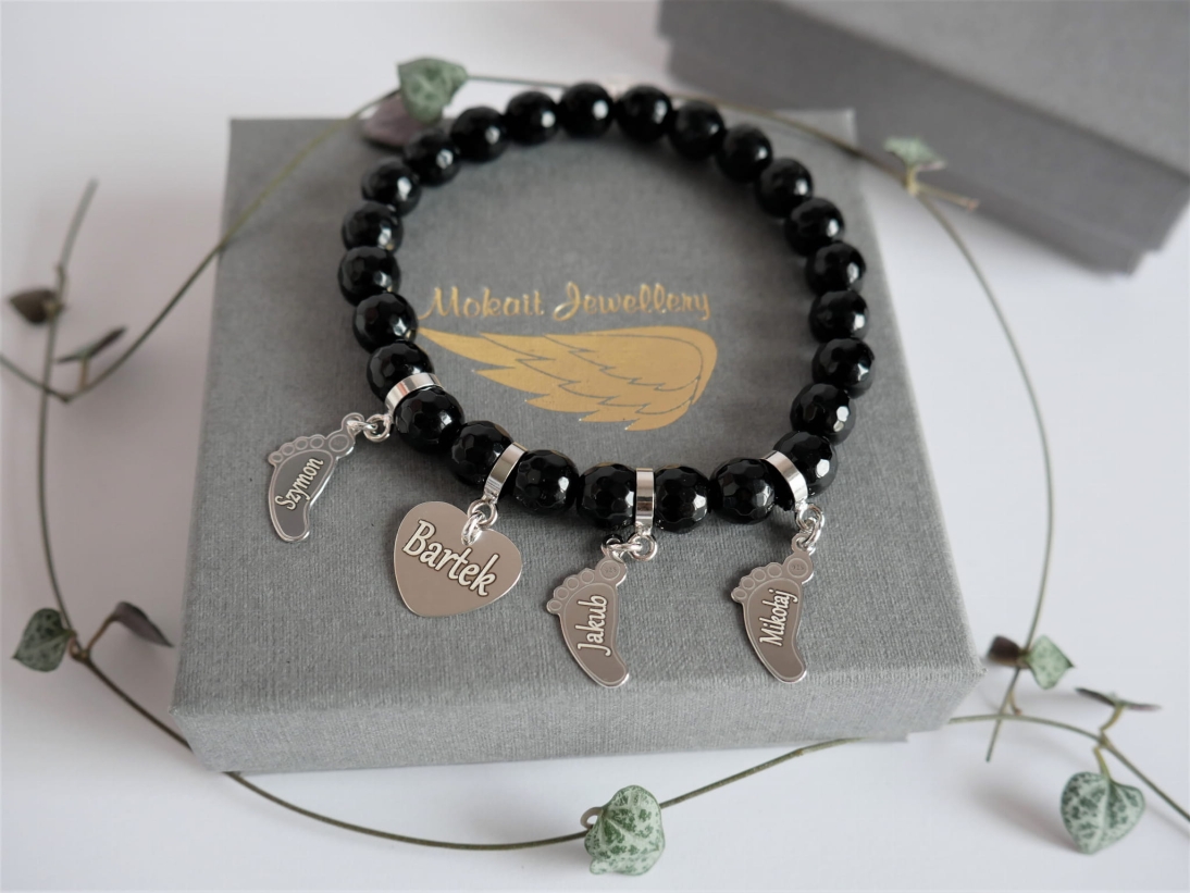 Srebrna bransoletka - kamień Onyks czarny ze srebrnymi stópkami i z sercem z dowolnymi imionami - Bransoletka personalizowana srebro 925 - Bransoletka Onyks czarny ze srebrnymi stópkami i z sercem z dowolnymi imionami - Bransoletka personalizowana srebro 925