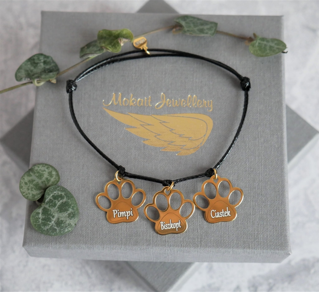 Bransoletka na czarnym sznureczku z psimi łapkami z imionami - bransoletka personalizowana - Bransoletka na czarnym sznureczku z psimi łapkami z imionami - bransoletka personalizowana