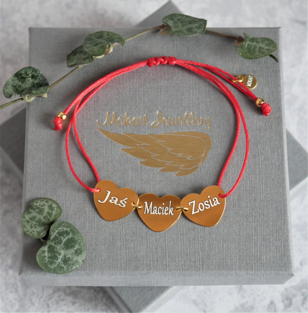  Bransoletka z trzema sercami na czerwonym sznurku przylegająca z dowolnymi imionami - Bransoletka personalizowana  - Bransoletka z trzeba sercami na czerwonym sznurku przylegająca z dowolnymi imionami - Bransoletka personalizowana