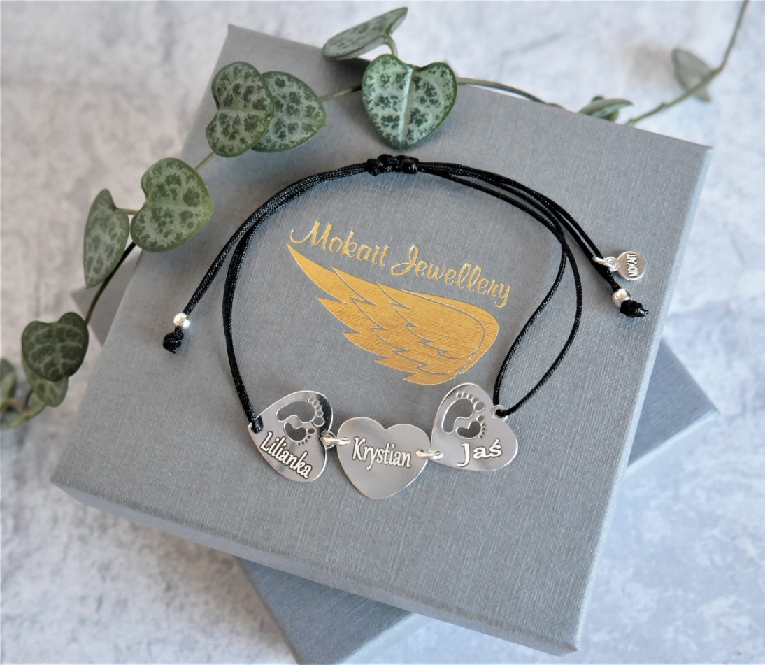  Bransoletka na czarnym sznurku przylegająca z sercem i stópkami w sercu z imionami dzieci  - Srebrna bransoletka personalizowana   - Bransoletka na czarnym sznurku przylegająca z sercem i stópkami w sercu z imionami dzieci - Srebrna bransoletka personalizowana