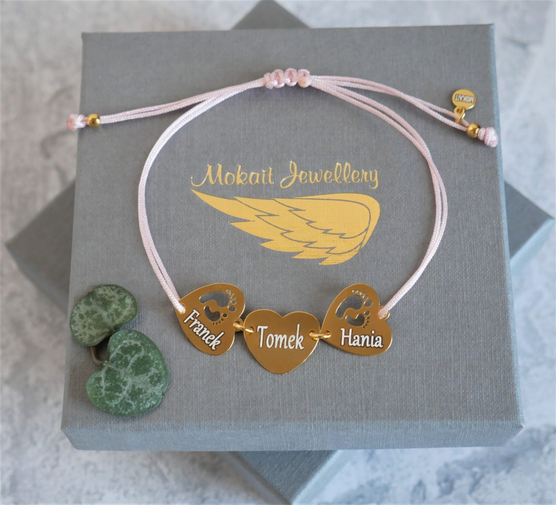  Bransoletka na różowym sznurku przylegająca z sercem i stópkami w sercu z imionami dzieci  - Bransoletka personalizowana  - P1160127.jpg
