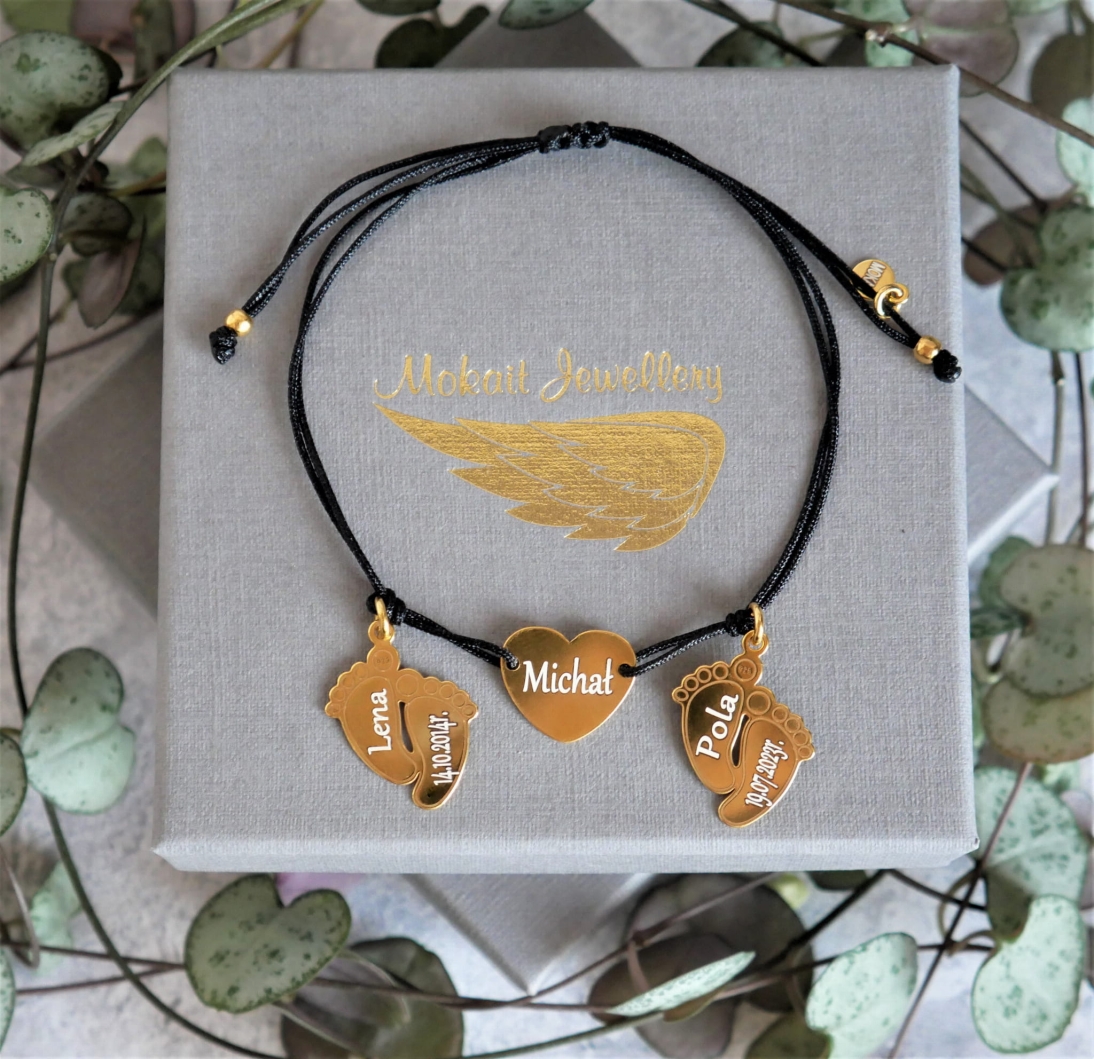  Bransoletka na czarnym sznurku z sercem i stópkami dziecka z imieniem i datą - Biżuteria personalizowana - Bransoletka na czarnym sznurku z sercem i stópkami dziecka z imieniem i datą - Biżuteria personalizowana