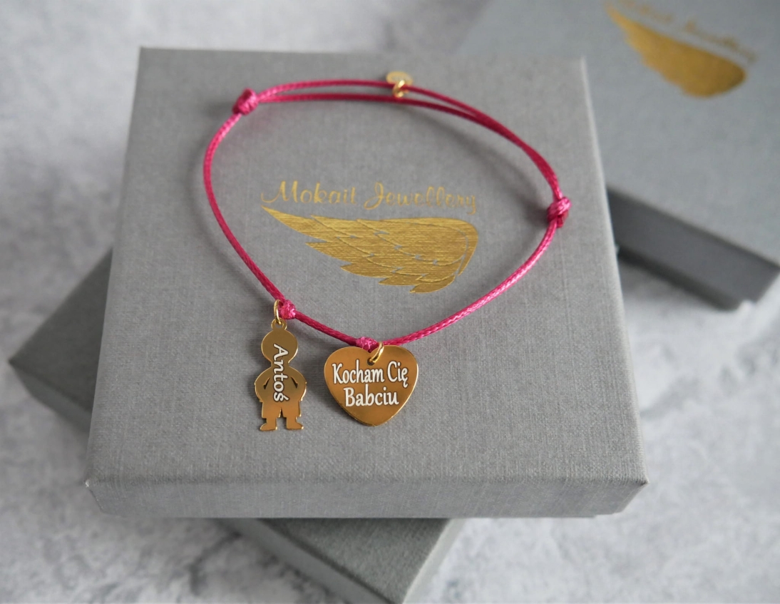 Bransoletka dla Babci na amarantowym sznureczku z imieniem - Bransoletka personalizowana na prezent z sercem