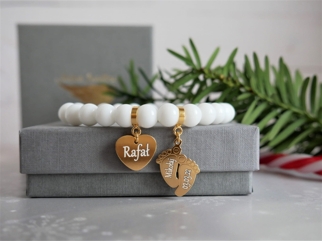Prezent z sercem i stopkami z imieniem - Bransoletka personalizowana z imionami - Pomysł na prezent z sercem - Kamień Agat biały - Prezent na święta z serce, i stopkami z imieniem - Bransoletka personalizowana z imionami - Pomysł na prezent pod choinkę z sercem - Kamień Agat biały