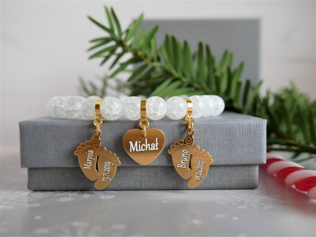 Prezent pod choinkę z sercem i stópkami dziecka z imionami i datami narodzin - Bransoletka personalizowana - Pomysł na prezent bożonarodzeniowy z imionami - kamień kryształ biały 