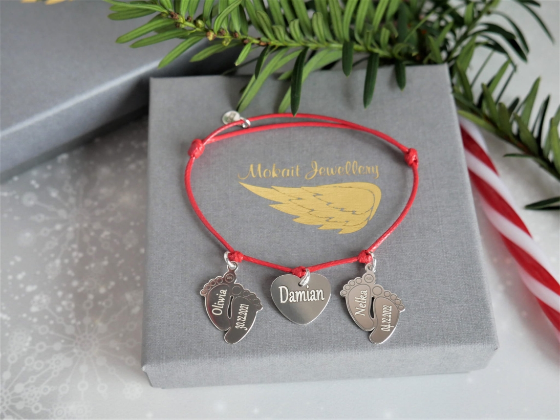Srebrna Bransoletka na czerwonym sznureczku na prezent na gwiazdkę - Bransoletka na sznureczku z trzema zawieszkami - Bransoletka personalizowana z imionami i datami