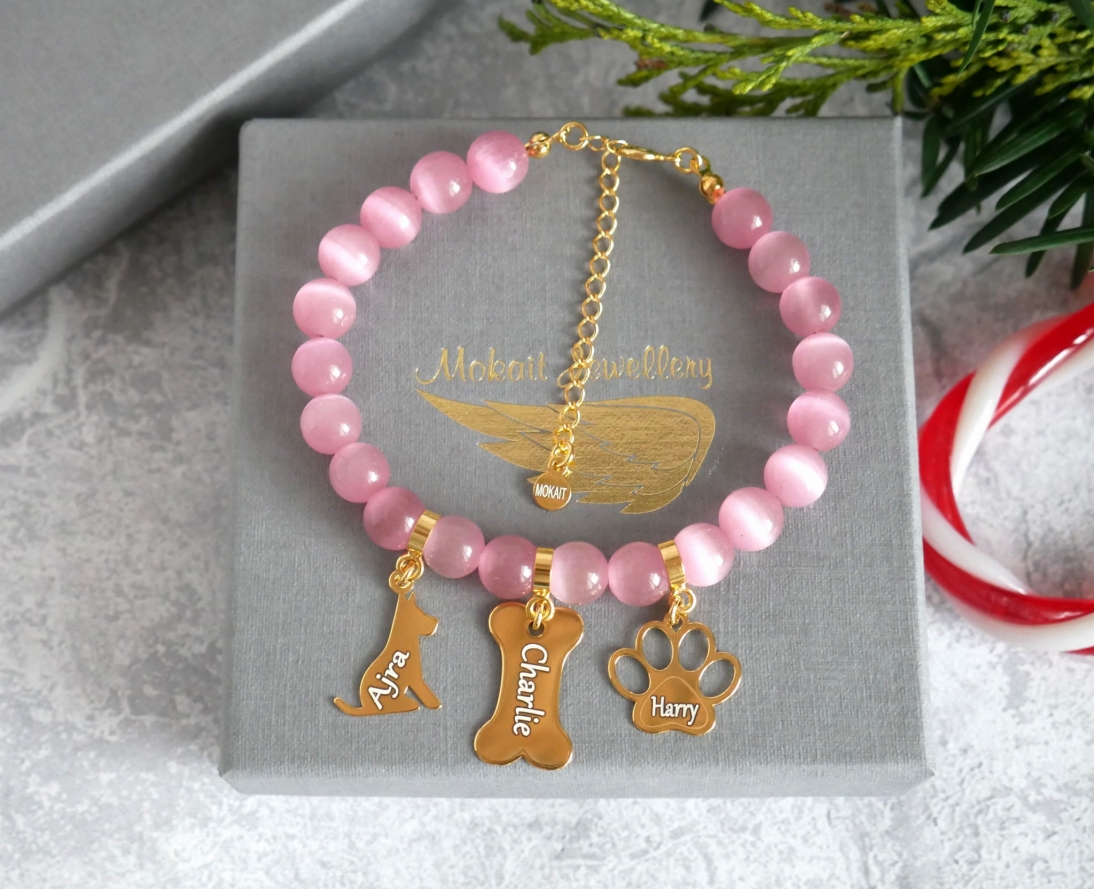 Bransoletka różowa z trzema dowolnymi zawieszkami z regulacją z dowolnym grawerem - Pomysł na prezent - Biżuteria grawerowana - kamien różowe kocie oko - Bransoletka różowa z trzema dowolnymi zawieszkami z regulacją z dowolnym grawerem - Pomysł na prezent - Biżuteria grawerowana - kamien różowe kocie oko