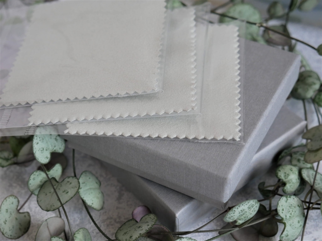 Prezent pod choinkę dla Mamy z sercem Kochamy Cię i z imionami dzieci - Bransoletka personalizowana - Pomysł na prezent bożonarodzeniowy z imionami - kamień kryształ biały - ściereczka do czyszczenia bizuterii